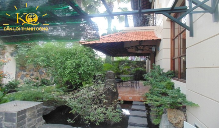 Khuôn viên trước nhà Khuôn viên trước nhà