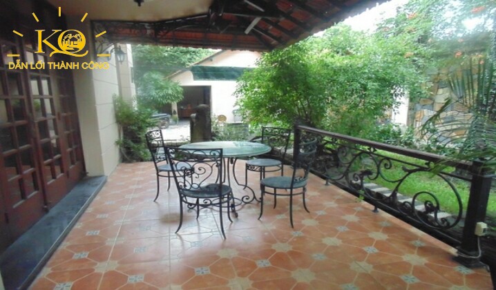 Hiên nhà rộng, thoáng Hiên nhà rộng, thoáng