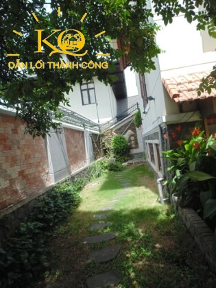 Khuôn viên sân vườn quanh nhà thoáng mát Khuôn viên sân vườn quanh nhà thoáng mát