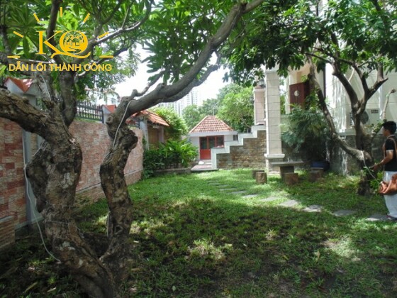 Khuôn viên sân vườn quanh nhà thoáng mát Khuôn viên sân vườn quanh nhà thoáng mát