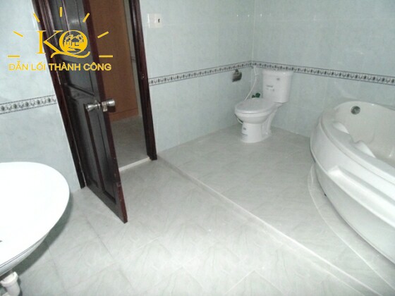 Nhà vệ sinh đầy đủ thiết bị cao cấp và sạch sẽ Nhà vệ sinh đầy đủ thiết bị cao cấp và sạch sẽ