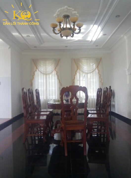 Bàn ăn sang trọng