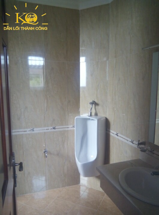 Nhà vệ sinh với trang thiết bị hiện đại