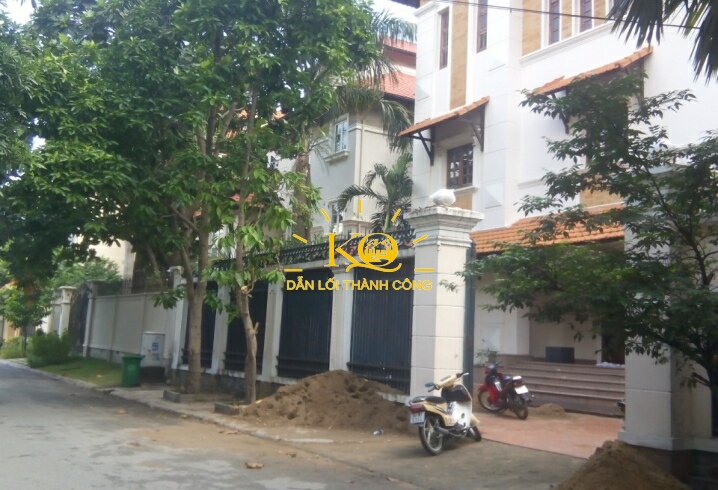 Khuôn viên trước cổng nhà Khuôn viên trước cổng nhà