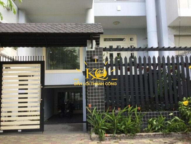 Phía truóc cổng nhà