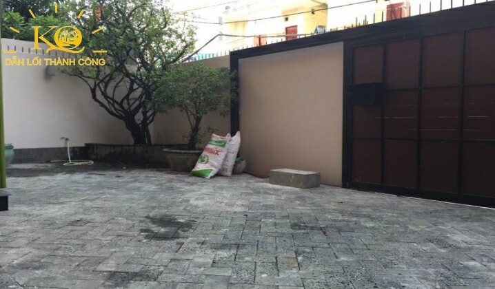 Khoảng sân trước nhà rộng rãi Khoảng sân trước nhà rộng rãi