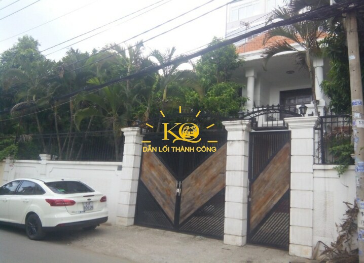 Phía trước cổng nhà