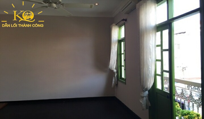 Một góc phòng trống trong nhà Một góc phòng trống trong nhà