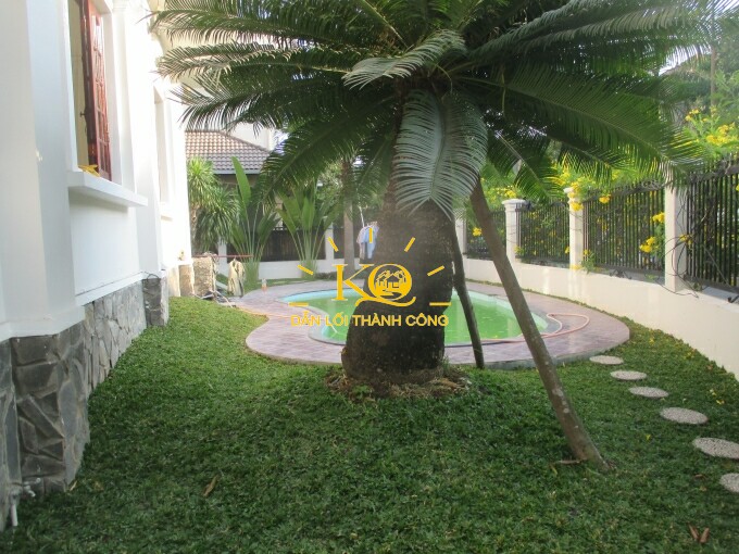 Hồ bơi bên cạnh sân vườn Hồ bơi bên cạnh sân vườn