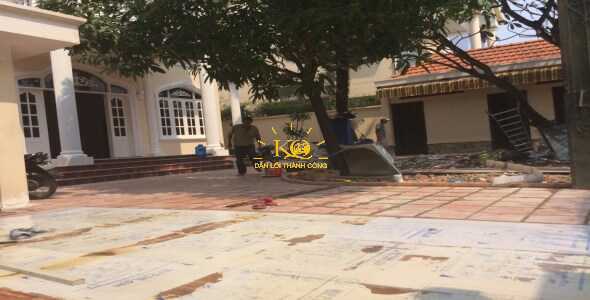 Sân trước nhà rộng rãi Sân trước nhà rộng rãi