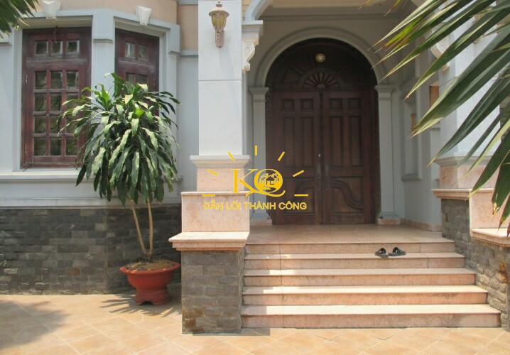 Mặt trước nhà