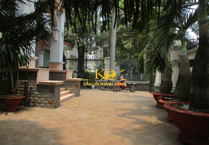 Khoảng sân trước nhà