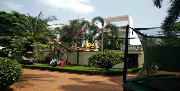 Khuôn viên xung quanh nhà  Khuôn viên xung quanh nhà