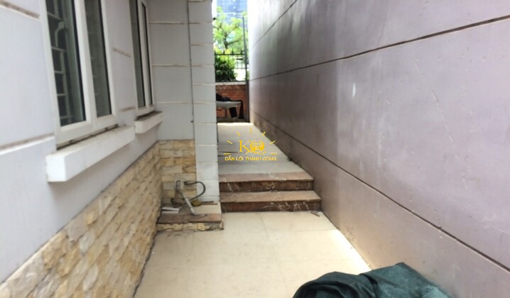 Lối đi bên hiên nhà Lối đi bên hiên nhà