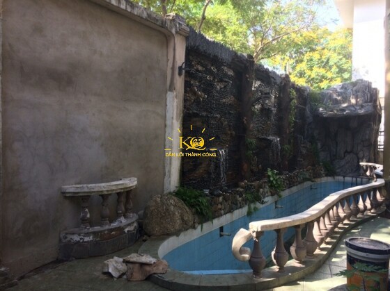 Khuôn viên bên ngoài ngôi nhà Khuôn viên bên ngoài ngôi nhà