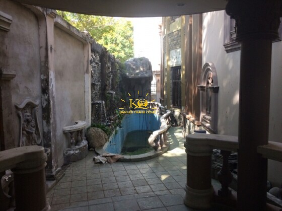 Khuôn viên bên ngoài ngôi nhà Khuôn viên bên ngoài ngôi nhà