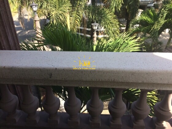 Khuôn viên bên ngoài ngôi nhà Khuôn viên bên ngoài ngôi nhà