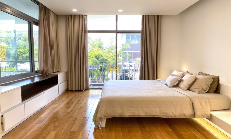 Phòng ngủ hiện đại, bancol mối phòng , cửa lớn đón ánh nắng trực tiếp , không gian thoáng mát Phòng ngủ