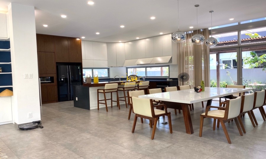 Khu vực bép và nhà ăn cửa sổ nhiều tạo không gian thoáng mát, thiết kế tinh tế là nổi bật căn nahf Khu vực bếp