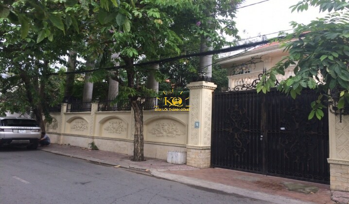 Khuôn viên trước cổng nhà  Khuôn viên trước cổng nhà