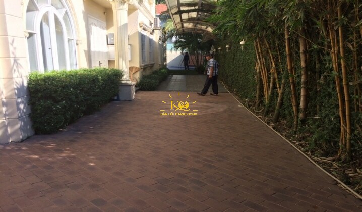 Khuôn viên xung quanh nhà Khuôn viên xung quanh nhà