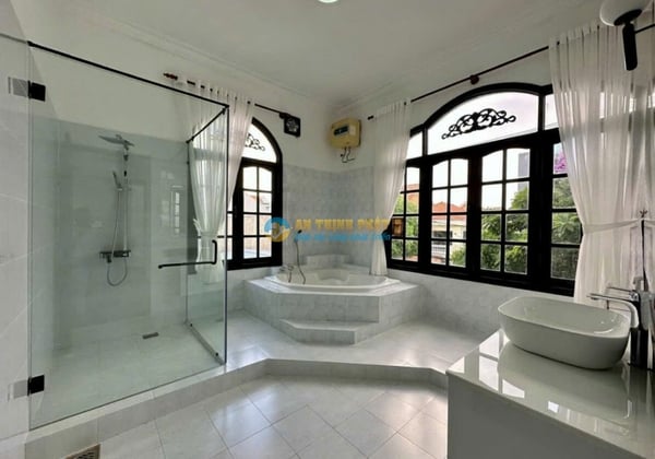 Cho Thuê Biệt Thự Thảo Điền 558m2 Hồ Bơi Sân Vườn Kinh Doanh Cafe Bar