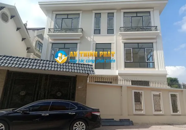 BIỆT THỰ PHƯỜNG PHÚ HỮU QUẬN 9 CHO THUÊ DT 294M2 HIỆN ĐẠI