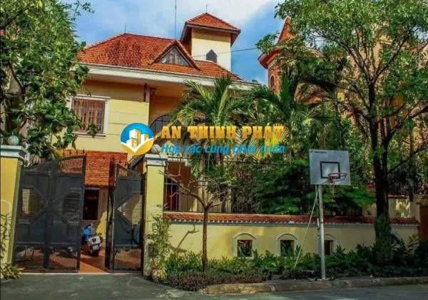 CHO THUÊ BIỆT THỰ CÓ HỒ BƠI SÂN VƯỜN RỘNG 215 NGUYỄN VĂN HƯỞNG