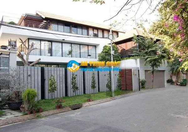 CHO THUÊ BIỆT THỰ ĐƯỜNG NGUYỄN VĂN HƯỞNG HIỆN ĐẠI HỒ BƠI