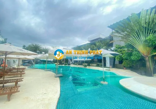 CHO THUÊ BIỆT THỰ QUẬN 2 GIÁP SÔNG HỒ BƠI ĐẸP SÂN VƯỜN RẤT RỘNG