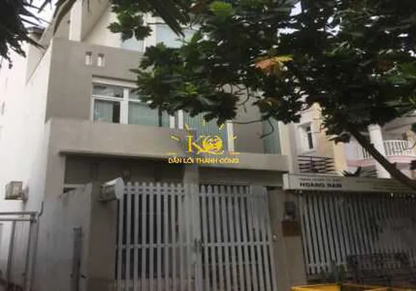 CHO THUÊ NHÀ QUẬN 2 DT 10X30M, XÂY DỰNG TRỆT 2 LẦU ÁP MÁI, SÂN ĐẬU 30 XE MÁY