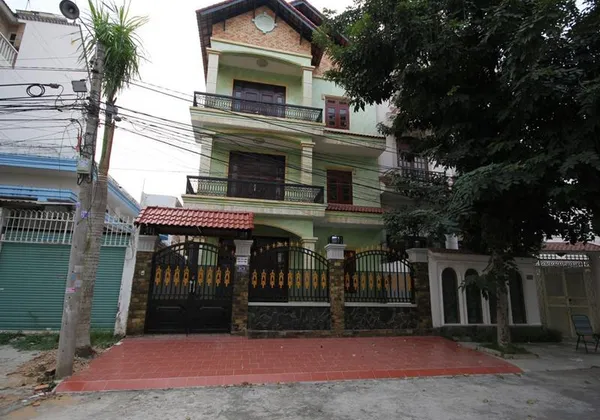 CHO THUÊ VILLA QUẬN 2 ĐƯỜNG TRẦN NÃO DT: 300m2 ( 8.4*18 ), 3 PN, 3 WC, 1 PK