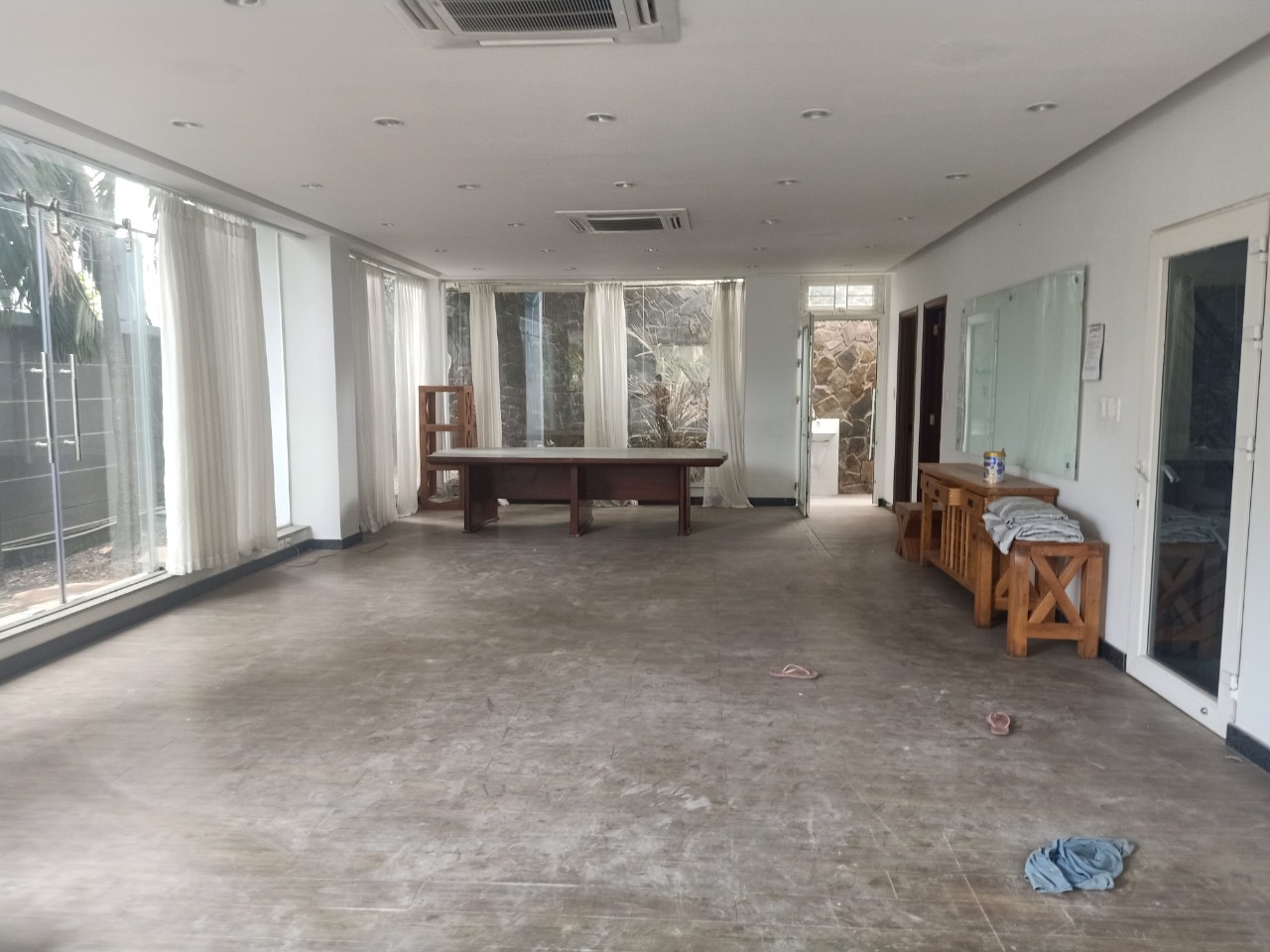 Không gian trong nhà rộng rãi Không gian trong nhà rộng rãi