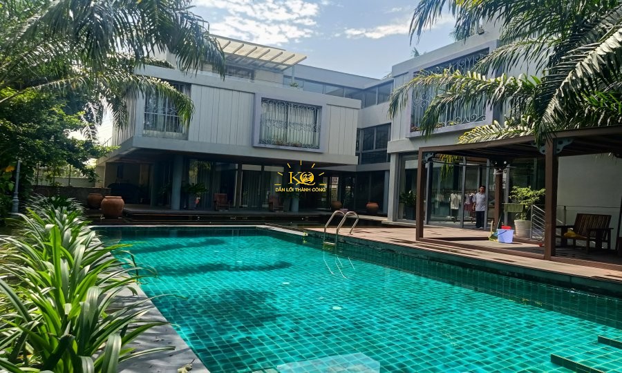 Biệt thự sân vườn hồ bơi.