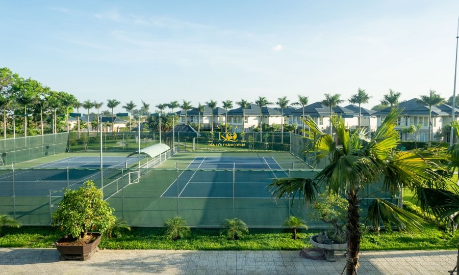 Khu vực đánh tennis rộng rãi Khu vực tennis