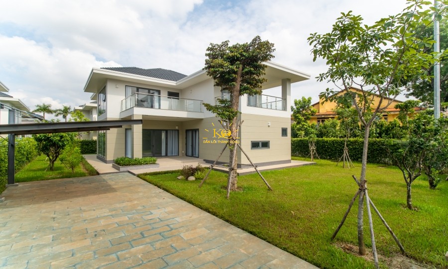 Sân vườn rộng thoáng, cây xanh thoáng mát Sân vườn