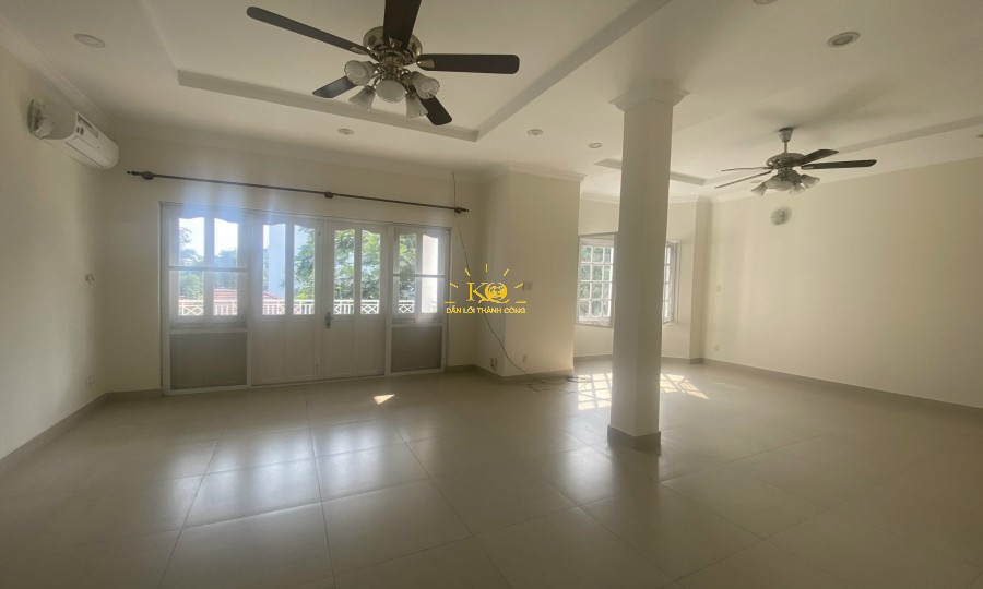 phòng khách rộng, thoáng Biệt thự sân vườn Trần Não cho thuê