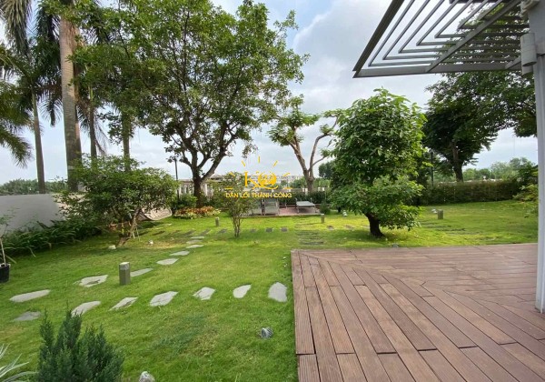 Sân vườn view sông