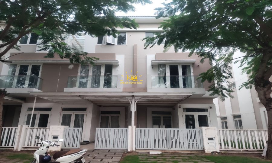 Mặt Tiền rộng thoáng, màu trắng sang trọng