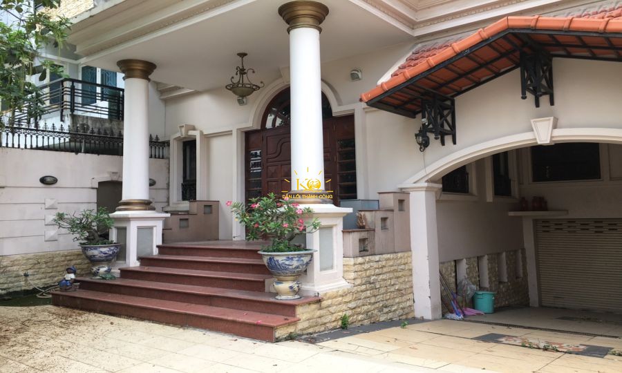 Sân trước căn nhà