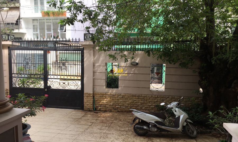 Trong nhà nhìn ra sân