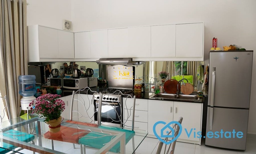 Tầng trệt của nhà cho thuê, ánh sáng tự nhiên. Tầng trệt của nhà cho thuê, ánh sáng tự nhiên.