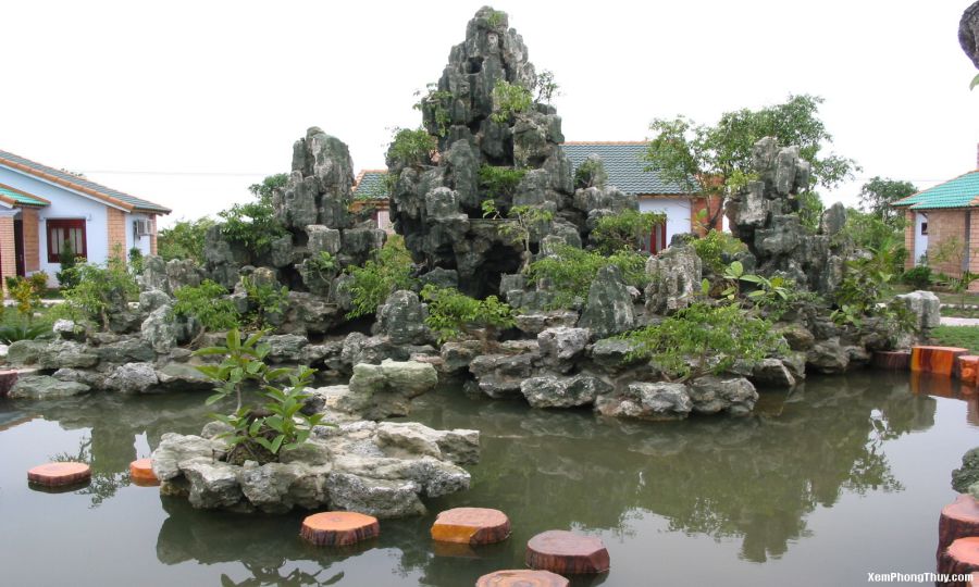 Hòn non bộ cũng cần được đặt ở vị trí có phong thủy tốt Hòn non bộ cũng cần được đặt ở vị trí có phong thủy tốt