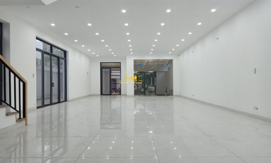 Sàn tầng trệt trống suốt