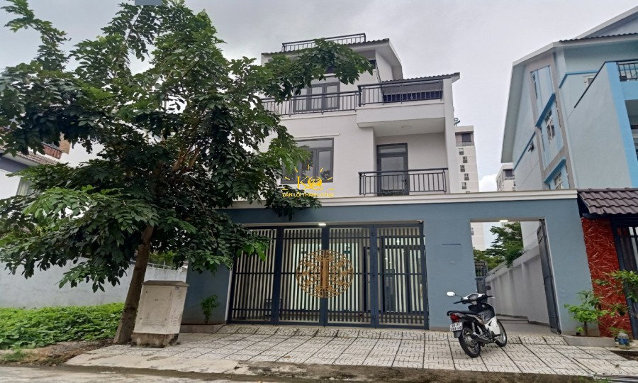 Mặt Tiền rộng thoáng, màu trắng sang trọng