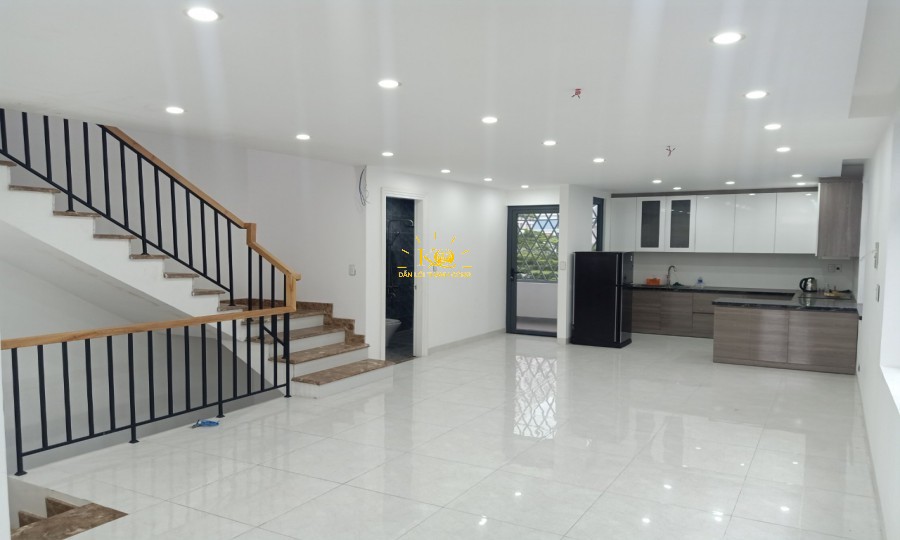 Sảnh tầng 2 rộng gồm bếp nấu và phòng ngủ