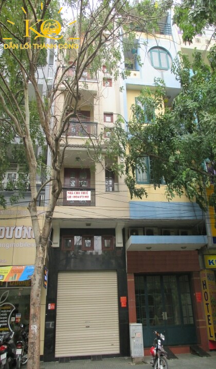 Căn nhà nhìn từ bên ngoài Căn nhà nhìn từ bên ngoài