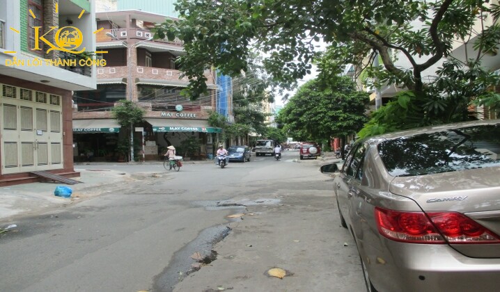 Đường vào nhà mặt trước nhà