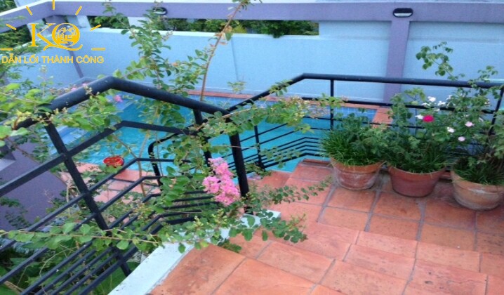 Một góc của sân thượng và lối đi xuống hồ bơi mặt trước nhà