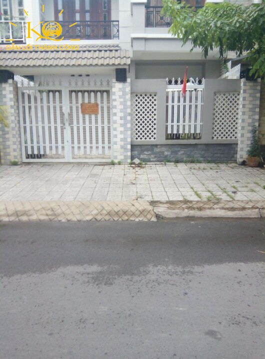 Khuôn viên phía trước nhà rộng, thoáng Khuôn viên phía trước nhà rộng, thoáng